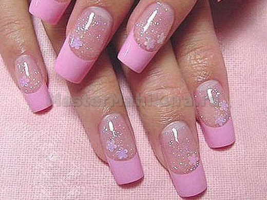 Маникюр с цветами и розовыми кончиками ногтей