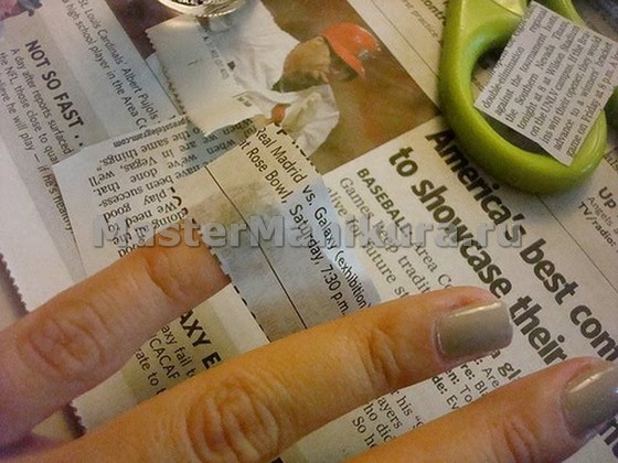 Клеим газету на ногти