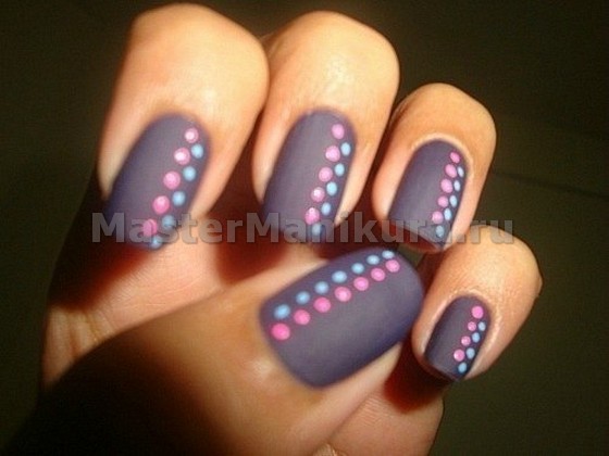 Шикарная идея для ногтей в темном цвете с точками 