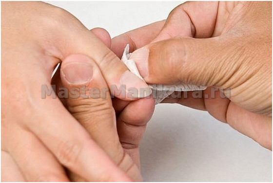 Процесс обезжиривания ногтя перед покрытием гель-лаком