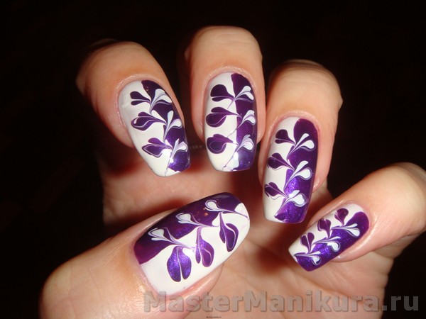 Рисунок на ногтях фиолетовым и белым лаком