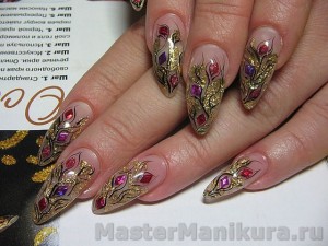 Флористический маникюр с блесткамина ногтях 
