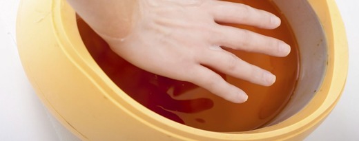 Руки в специальной ванночке